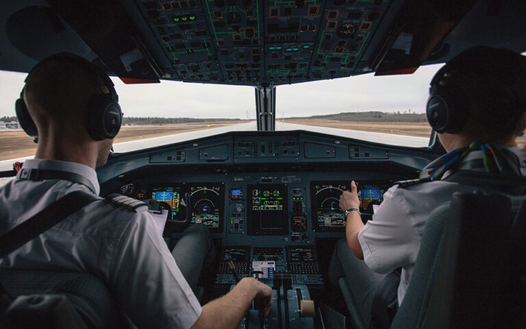 «Πλαστά» διπλώματα πιλότων: Ο πρώην αεροπόρος, οι κάμερες στις μπλούζες και τα «ghost phones»