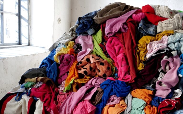 Ε.Ε: Απαγόρευση της καταστροφής αδιάθετων ρούχων