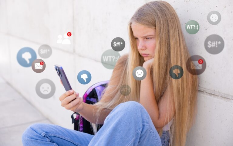 «Καμπανάκι» του Γενικού Γιατρού των ΗΠΑ για τα social media: Προστατέψτε τα παιδιά σας άμεσα