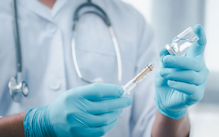 Covid-19: Η ηλικία, το φύλο και το κάπνισμα επηρεάζουν την αποτελεσματικότητα των εμβολίων