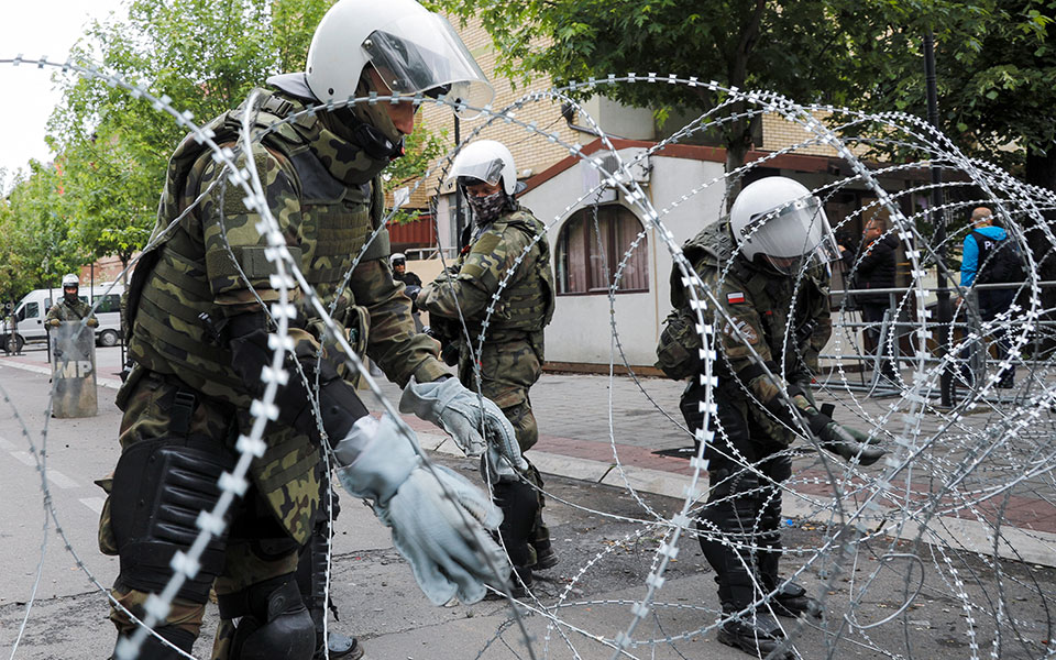 Κόσοβο: Τεταμένο το κλίμα – Αμερικανοί στρατιώτες φρουρούν δημαρχείο στα βόρεια-1
