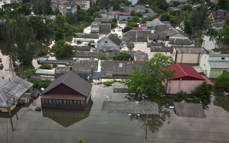 Φράγμα Καχόβκα: Μάχη για να απομακρυνθούν οι κάτοικοι από τις πλημμυρισμένες περιοχές