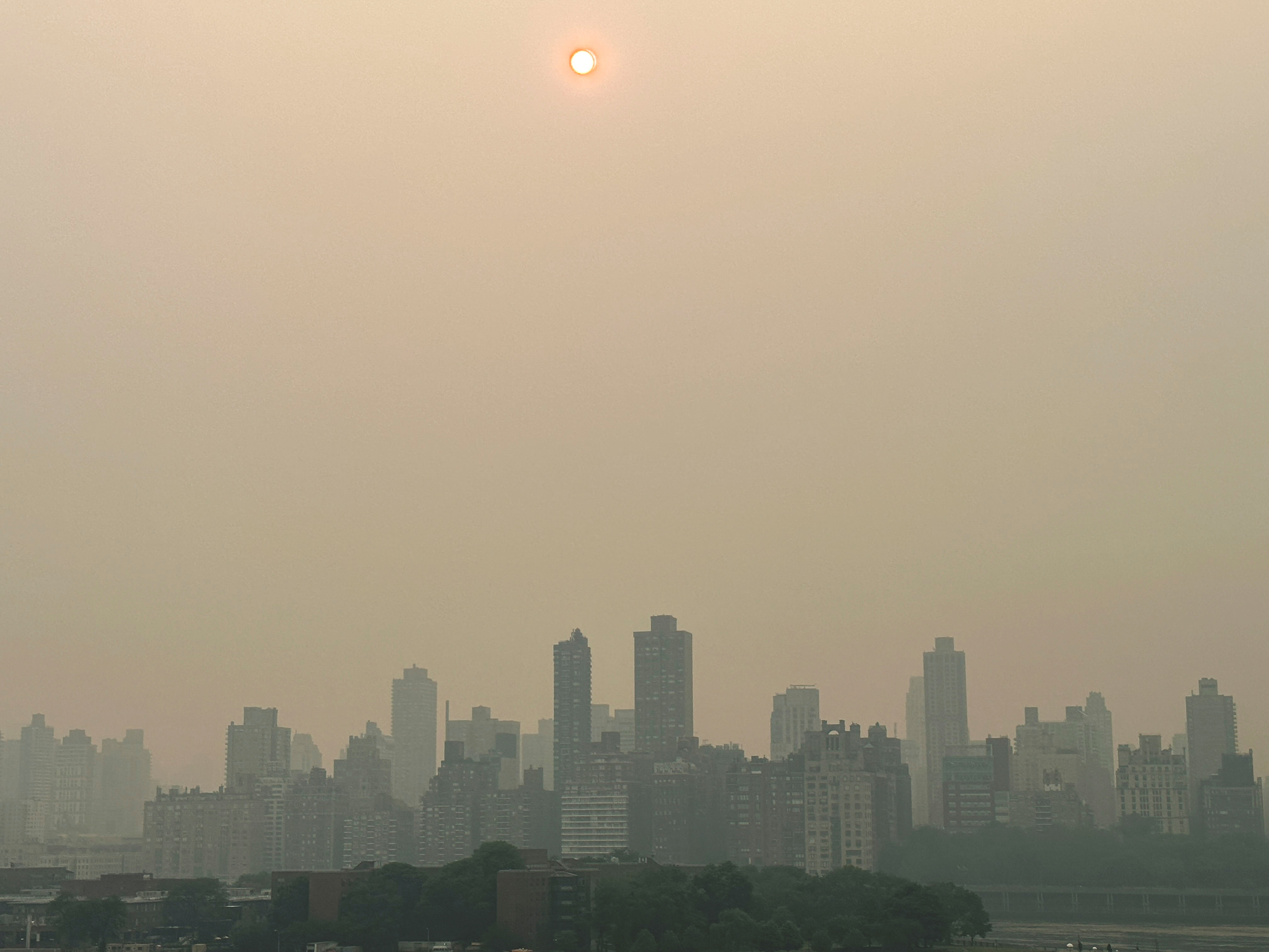 H ποιότητα του αέρα στη Nέα Υόρκη «η χειρότερη στον κόσμο» – Πώς ο καπνός σκέπασε την πόλη σε 3 ώρες-4