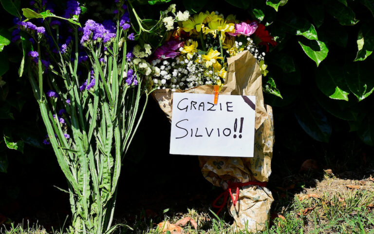 Μπερλουσκόνι: Μεσίστιες οι σημαίες σε όλη τη χώρα – Ημέρα εθνικού πένθους η Τετάρτη