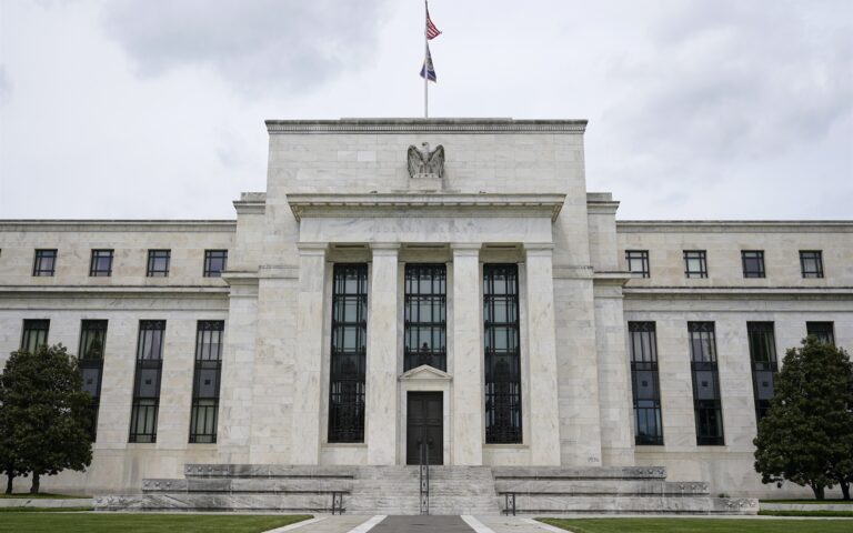 Με διαφορετικά «όπλα» στη μάχη του πληθωρισμού Fed και ΕΚΤ