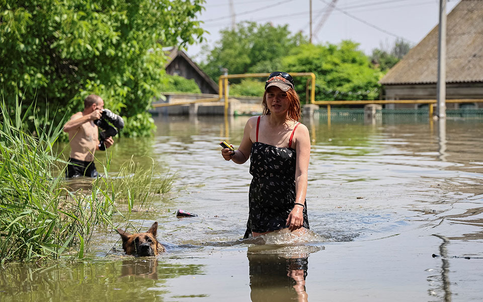 Φράγμα Καχόβκα: Εικόνες χάους από τις πλημμύρες – Αυξάνονται οι άστεγοι, κίνδυνοι ασθενειών-1