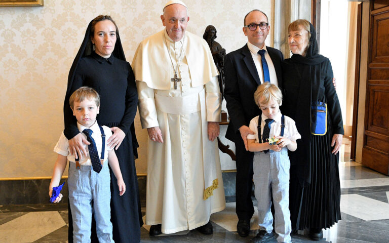 Ο πάπας Φραγκίσκος συναντήθηκε με την οικογένεια του ιδρυτή των WikiLeaks Τζούλιαν Ασάνζ