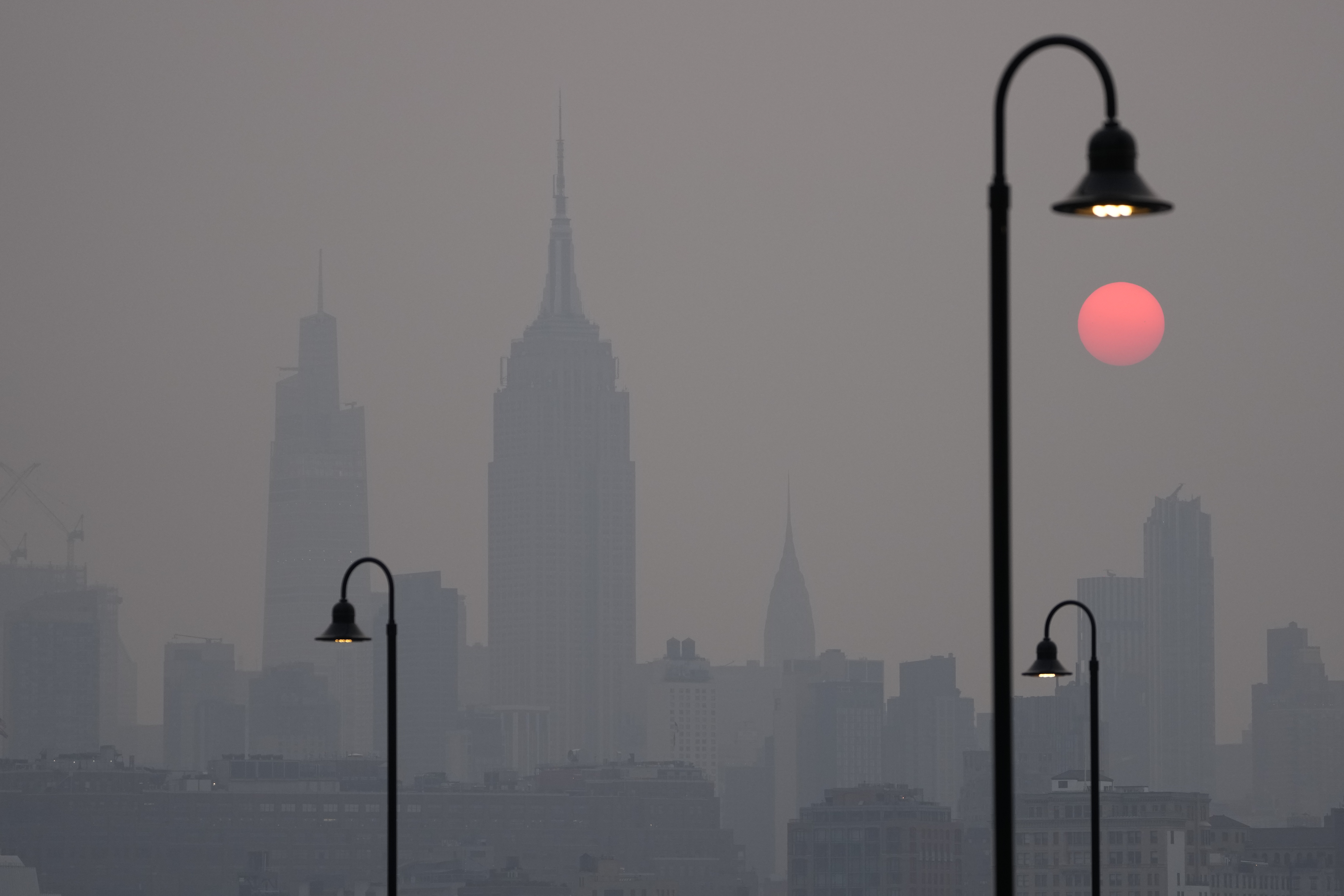 H ποιότητα του αέρα στη Nέα Υόρκη «η χειρότερη στον κόσμο» – Πώς ο καπνός σκέπασε την πόλη σε 3 ώρες-1