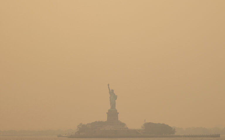 Μεγα-πυρκαγιές στον Καναδά, εικόνες «αποκάλυψης» στη Νέα Υόρκη – Τι μας λένε για το μέλλον του πλανήτη