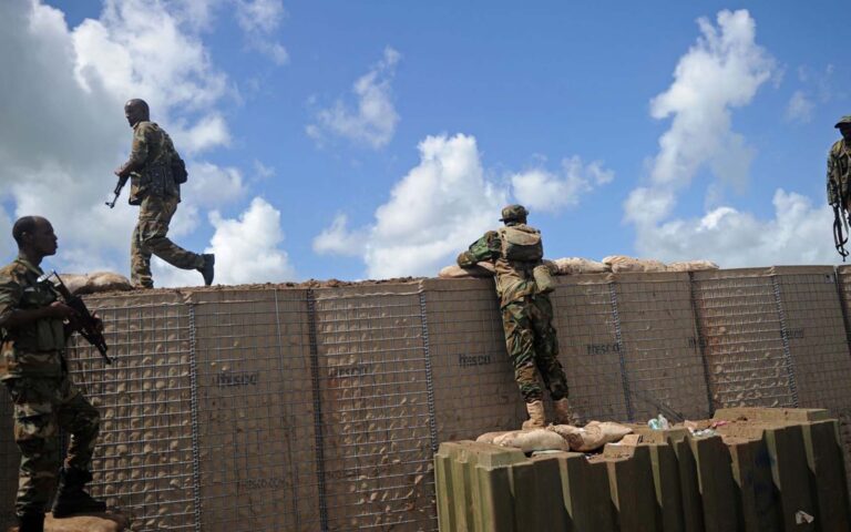 Σομαλία: Επίθεση από καμικάζι της Σεμπάμπ σε στρατιωτική βάση – 16 νεκροί