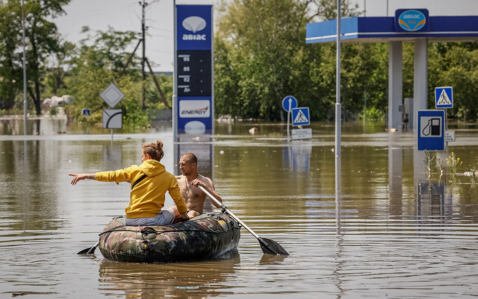 Φράγμα Καχόβκα: Εικόνες χάους από τις πλημμύρες – Αυξάνονται οι άστεγοι, κίνδυνοι ασθενειών-2