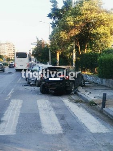 Θεσσαλονίκη: Λεωφορείο έπεσε σε παρκαρισμένα αυτοκίνητα (εικόνες)-1