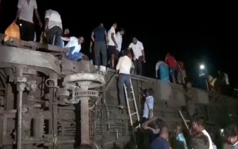 Ινδία: 50 νεκροί και 300 τραυματίες μετά από σύγκρουση τρένων | Η ΚΑΘΗΜΕΡΙΝΗ