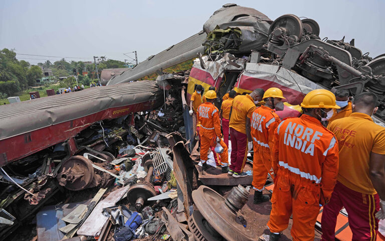 Ινδία: Οι πρώτες εκτιμήσεις για τα αίτια της σιδηροδρομικής τραγωδίας