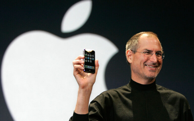 Ο Steve Jobs άλλαξε τον κόσμο – Αλλά γιατί πέταξε το πρώτο iPhone στο πάτωμα;
