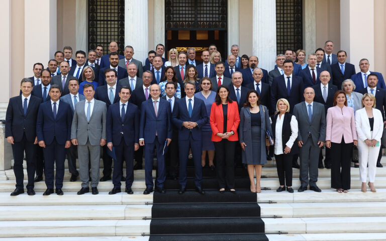 Mitsotakis in the first cabinet: Reforms and message for the welfare state