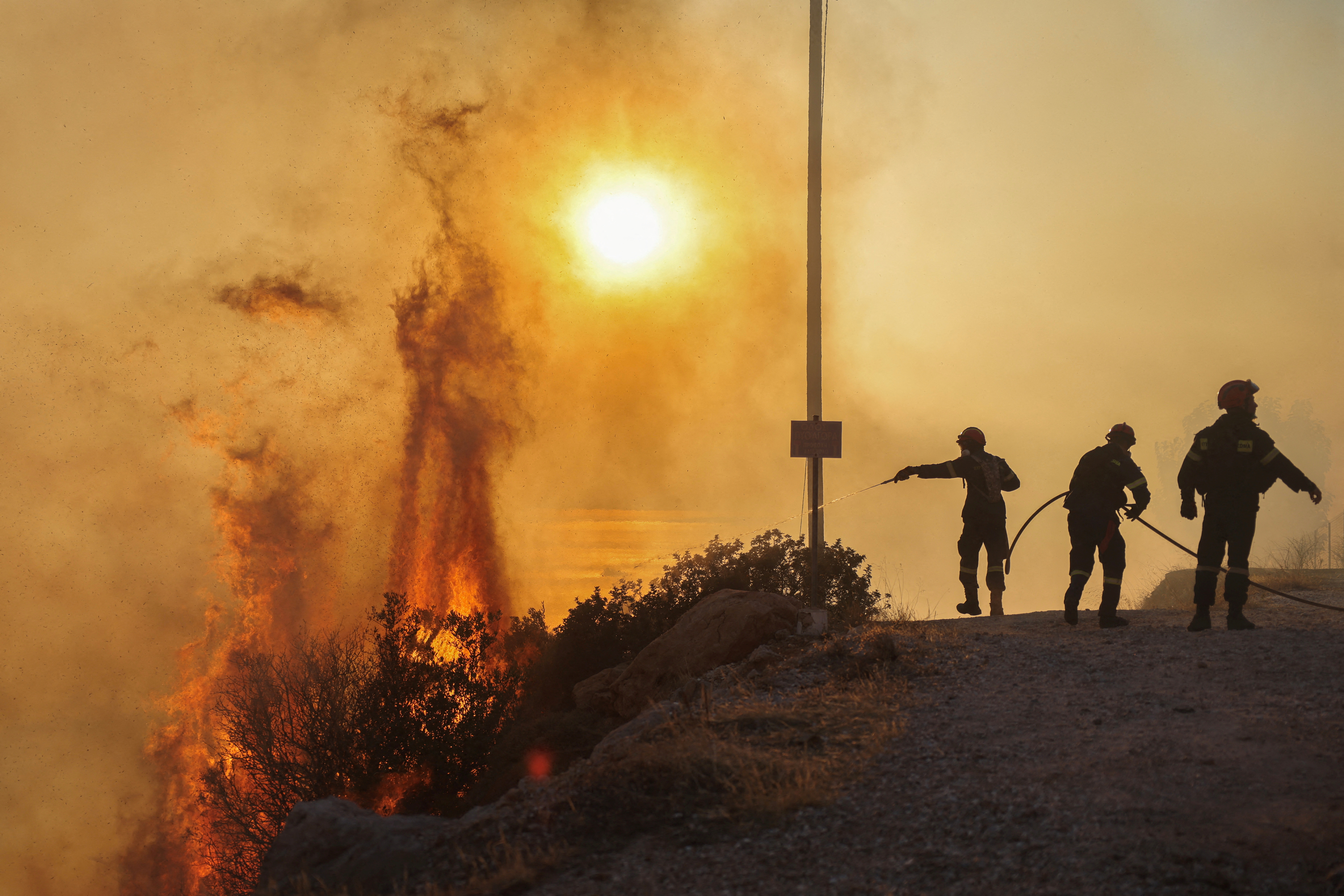 Φωτιές: Μάχη με τις φλόγες για δεύτερη ημέρα – Στα Δερβενοχώρια το μεγαλύτερο μέτωπο-3
