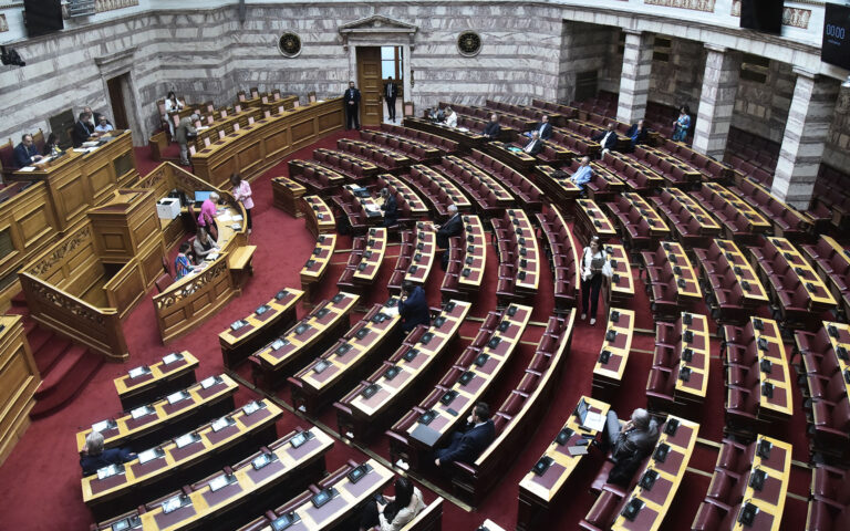 Βουλή: Παζλ η άρση των περιορισμών για την ψήφο των αποδήμων