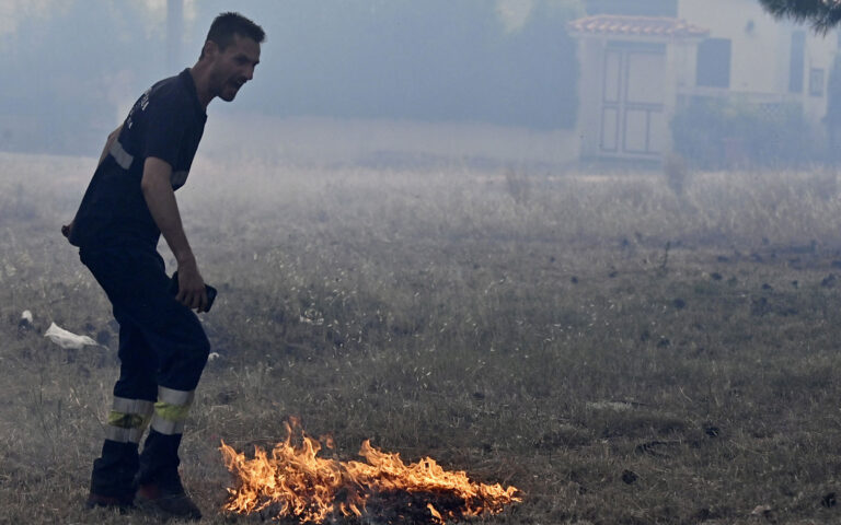 Φωτιά στο Λουτράκι – Προαστιακός: Διακόπηκαν τα δρομολόγια προς το Κιάτο