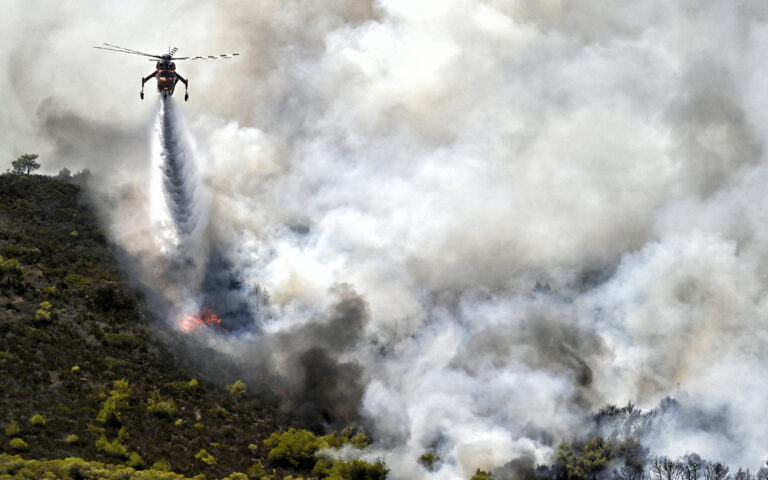 Πυρκαγιές: Μάχη με τις φλόγες για τρίτη ημέρα – Οι εξελίξεις από τα πύρινα μέτωπα