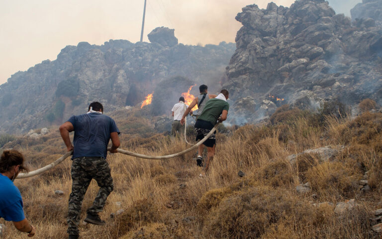 Φωτιές στη Ρόδο: «Με εθελοντές παλεύουμε στον Αρχάγγελο, το βάρος έχει δοθεί στον Νότο της Ρόδου»