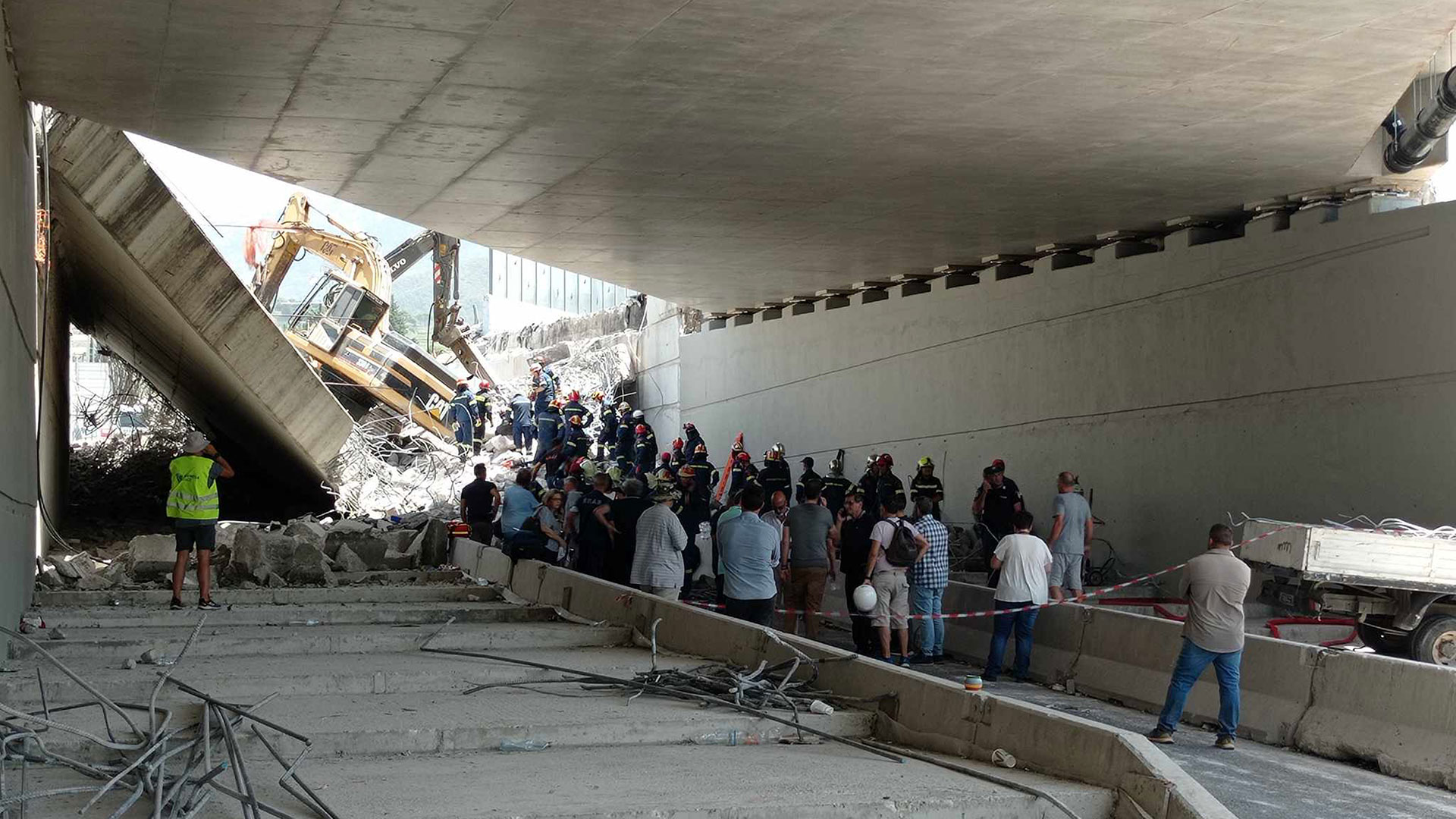 Κατάρρευση γέφυρας στην Πάτρα – Αναφορές για έναν νεκρό και πολλούς τραυματίες-1