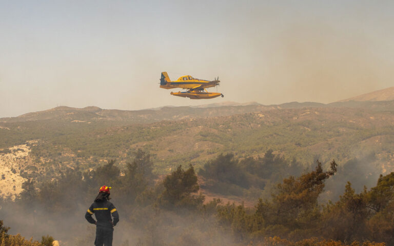 Πυροσβεστική: Πύρινα μέτωπα σε Ρόδο, Κάρυστο, Αιγιάλεια – 64 νέες δασικές πυρκαγιές