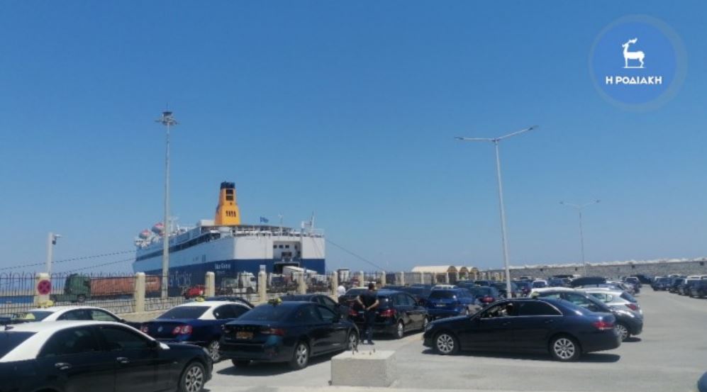 Ένταση στο λιμάνι της Ρόδου – Οδηγοί ταξί απέκλεισαν την είσοδο σε οχήματα της Uber-1