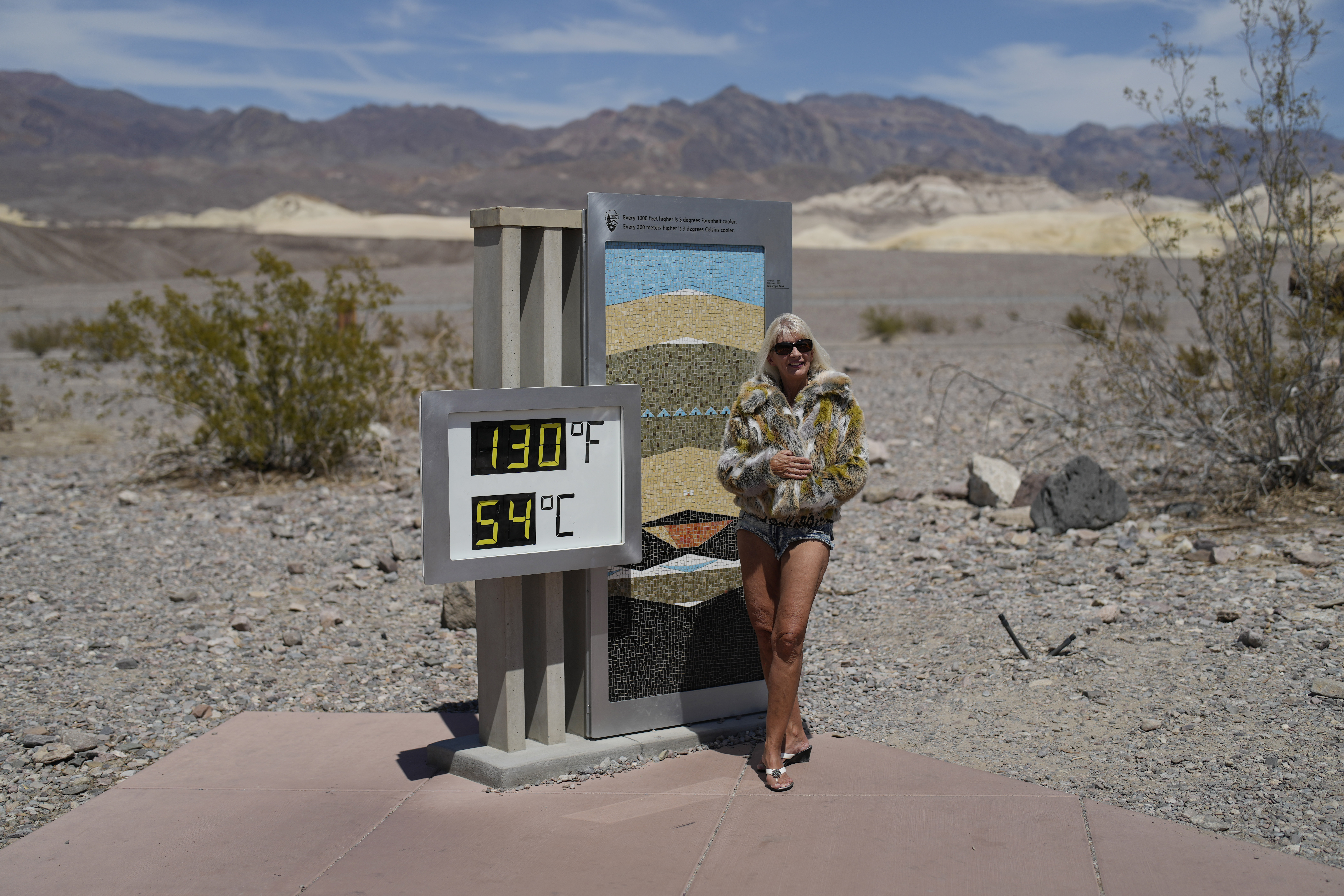 Κοιλάδα του Θανάτου: Αγγιξε τους 56 βαθμούς η θερμοκρασία – Οι τουρίστες συρρέουν για μια ιστορική εμπειρία-1