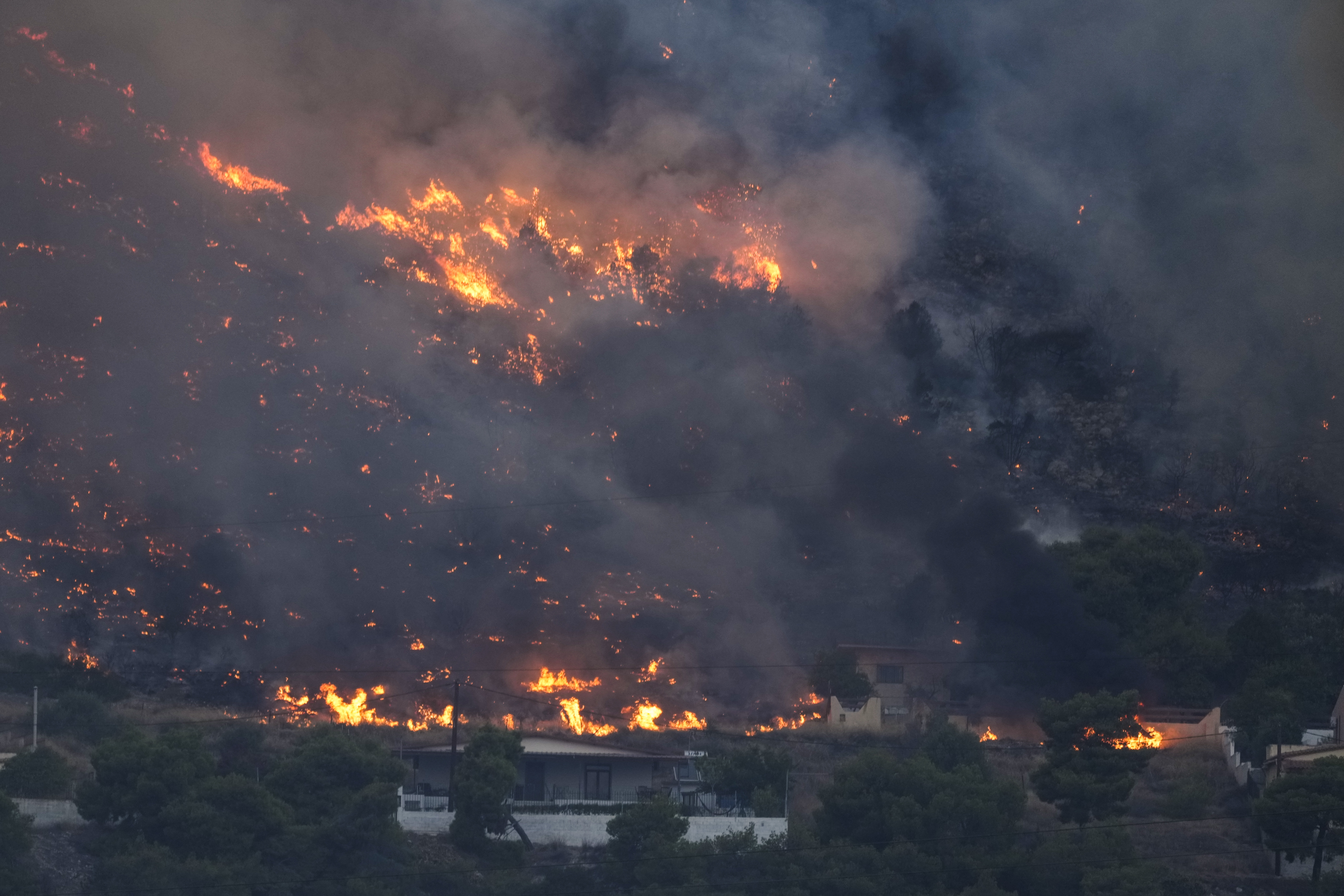 Φωτιές: Μάχη με τις φλόγες για δεύτερη ημέρα – Στα Δερβενοχώρια το μεγαλύτερο μέτωπο-5