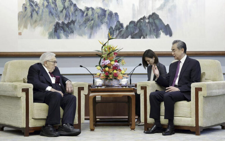 Κινεζικό ΥΠΕΞ: «Η πολιτική των ΗΠΑ χρειάζεται διπλωματική σοφία τύπου Κίσινγκερ»