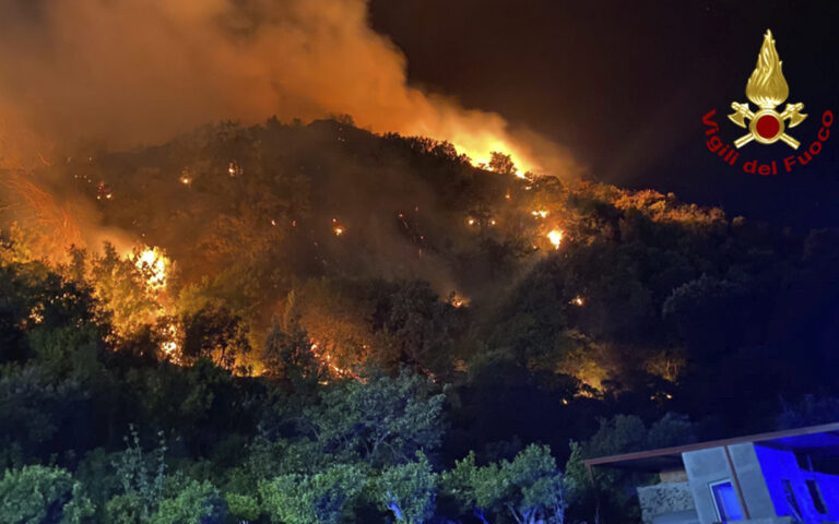 Ιταλία: Επτά νεκροί από τις πυρκαγιές και τις πλημμύρες