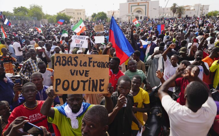 Νίγηρας: Υποστηρικτές του πραξικοπήματος φωνάζουν υπέρ του Πούτιν και κατά της Γαλλίας