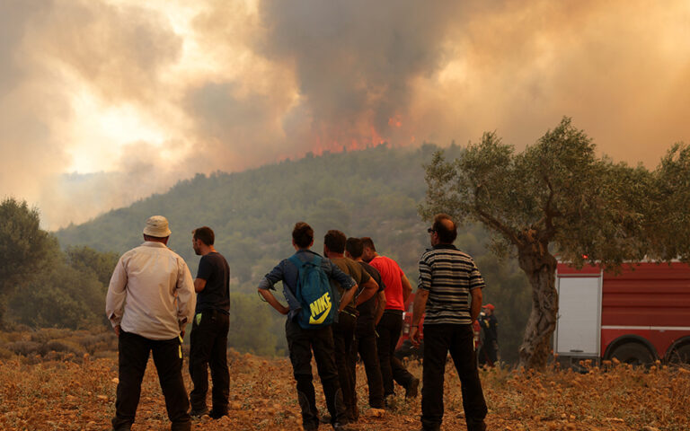 Πυρκαγιές: «Το σπίτι μου είναι δίπλα στη φωτιά, είμαι σίγουρη ότι θα καεί»
