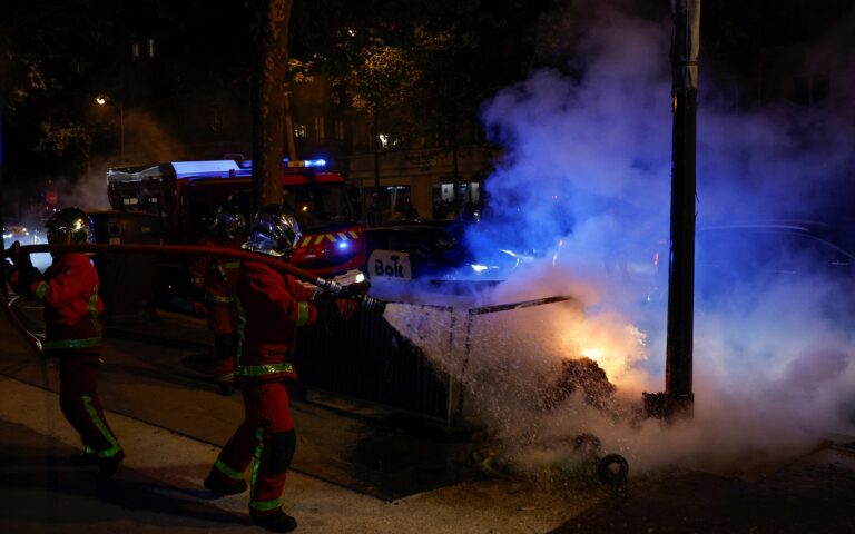 Γαλλία: Νεκρός πυροσβέστης σε επιχείρηση κατάσβεσης φωτιάς σε πάρκινγκ