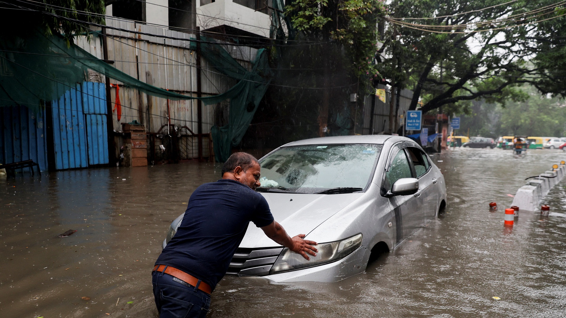 Ινδία: 28 νεκροί από τις πλημμύρες – Φόβοι για το Νέο Δελχί-1