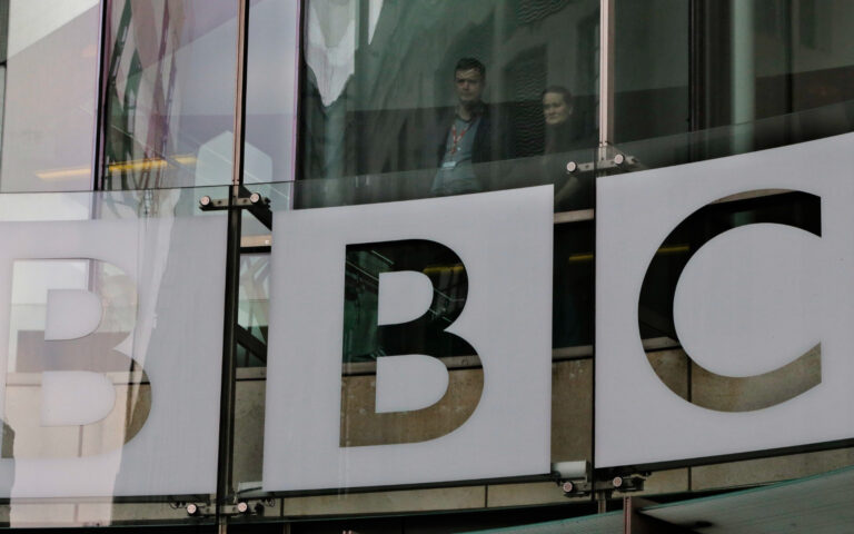 BBC: Σε διαθεσιμότητα γνωστός παρουσιαστής – Κατηγορείται ότι πλήρωνε 17χρονο για γυμνές φωτογραφίες