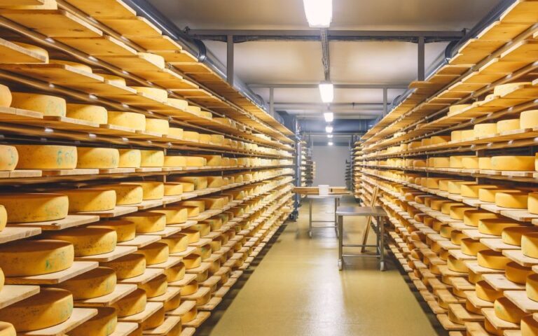 Γιατί οι Ελβετοί τρώνε εισαγόμενα τυριά: Εισάγουν περισσότερα από όσα εξάγουν