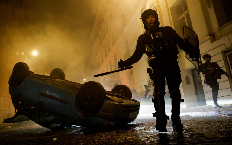 Ταραχές στη Γαλλία: Επίθεση σε σπίτι δημάρχου κοντά στο Παρίσι – Συνολικά 719 προσαγωγές τη νύχτα