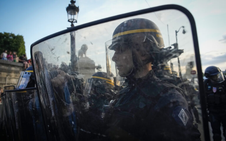 Γαλλία: «Νόμιμη» η συγκέντρωση χρημάτων υπέρ του αστυνομικού  – Ξεπέρασαν τις 900.000 ευρώ