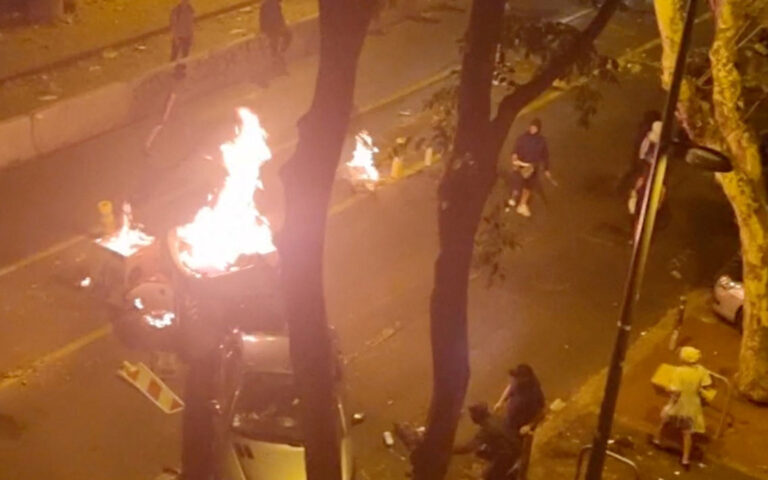 Γαλλία: Τέταρτη νύχτα ταραχών – Η χειρότερη κρίση για Μακρόν μετά τα «κίτρινα γιλέκα»