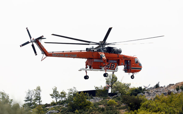 Φωτιά στη Λακωνία: Αναγκαστική προσγείωση πυροσβεστικού ελικοπτέρου Erickson λόγω βλάβης