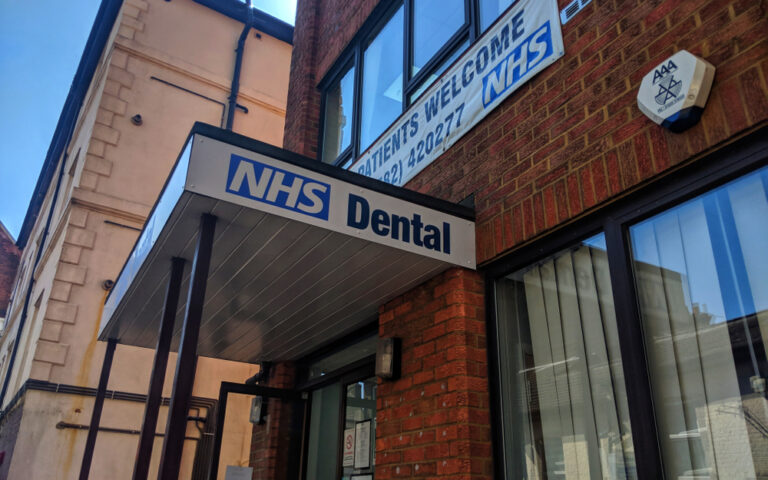 Βρετανία: «Οδοντιατρική» κρίση – Πολίτες αναγκάζονται να βγάζουν μόνοι τους τα δόντια τους