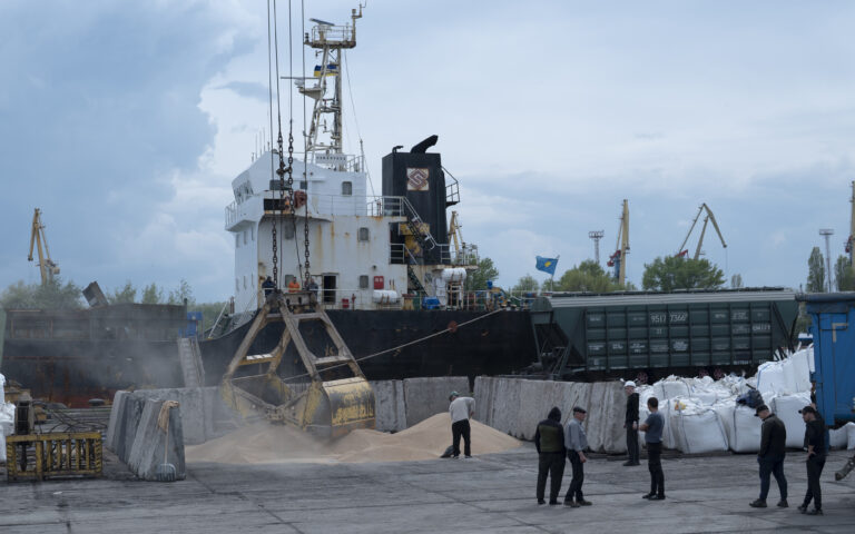 Διπλό πλήγμα στη συμφωνία για τα σιτηρά: Η Ρωσία χτύπησε λιμάνια της Μαύρης Θάλασσας