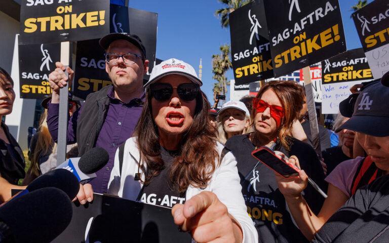 Το Χόλιγουντ παραλύει: Οι ηθοποιοί άρχισαν την απεργία τους με διαμαρτυρίες μπροστά στα μεγάλα στούντιο