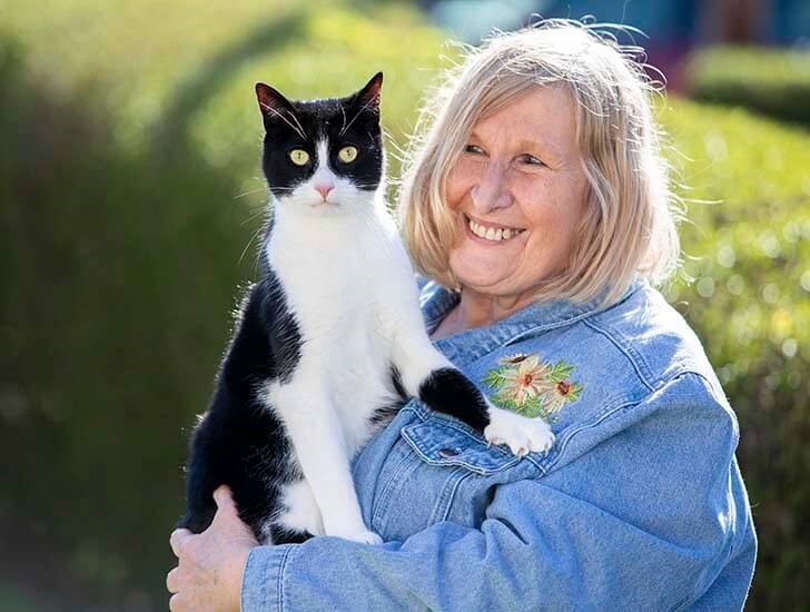 Βρετανία: Γάτος της χρονιάς ένας tuxedo που βοηθά την κωφή κηδεμόνα του-1