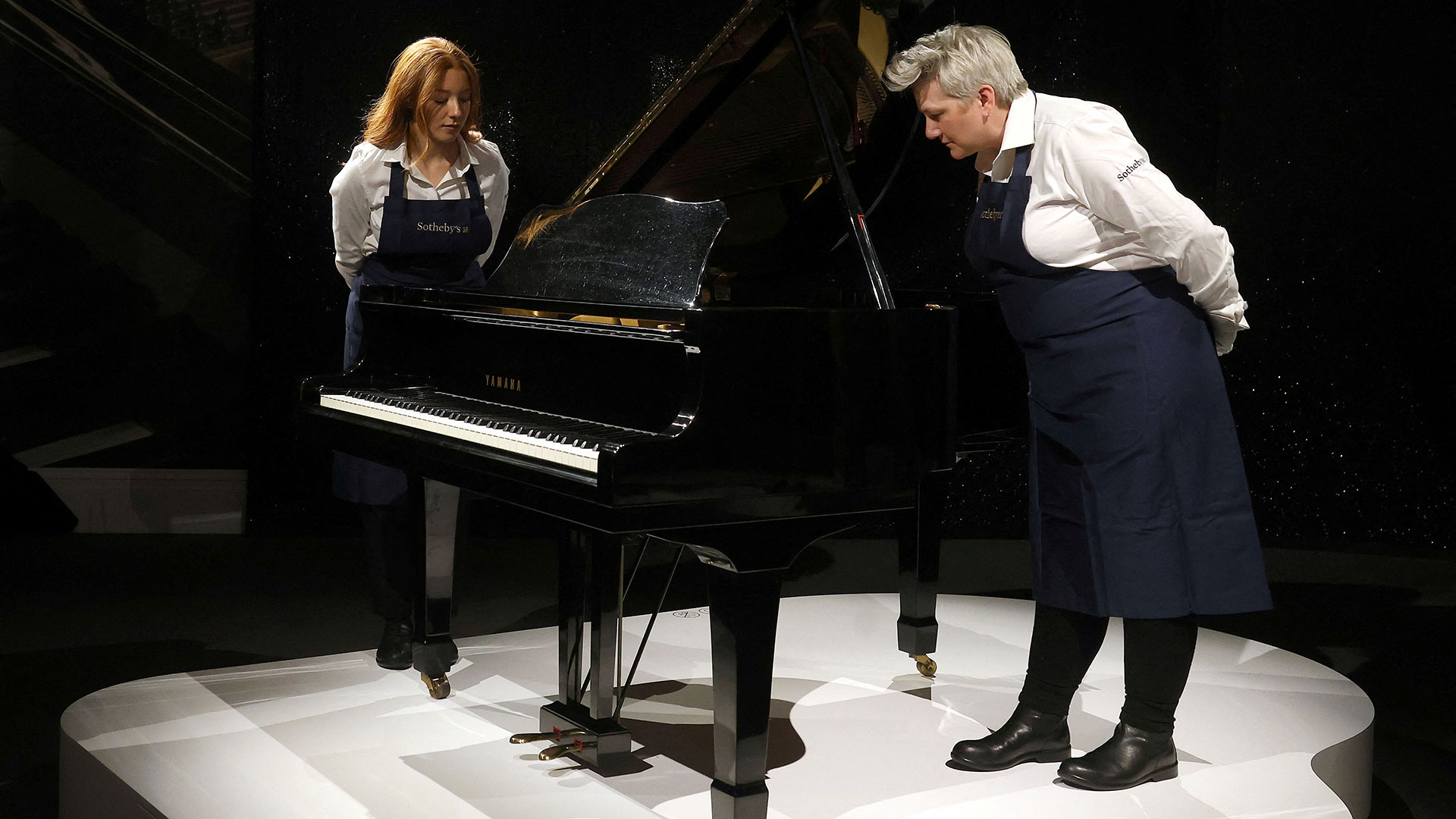 Φρέντι Μέρκιουρι: Το στέμμα, ο μανδύας και το πιάνο του σε δημοπρασία-3