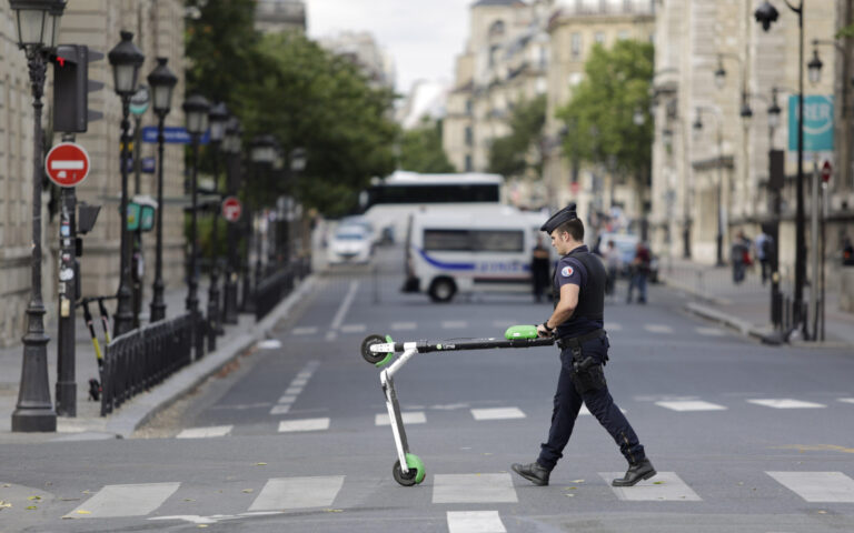 Τελευταία ημέρα για τα ηλεκτρικά πατίνια στους δρόμους του Παρισιού