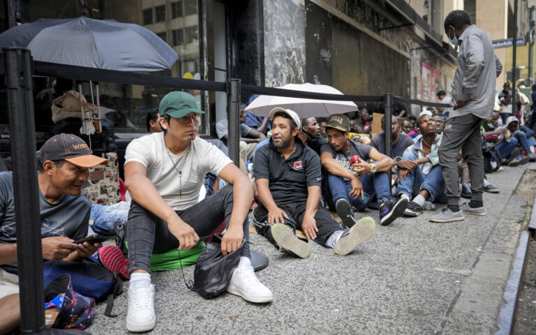 Νέα Υόρκη: Αιτούντες άσυλο κοιμούνται στα πεζοδρόμια