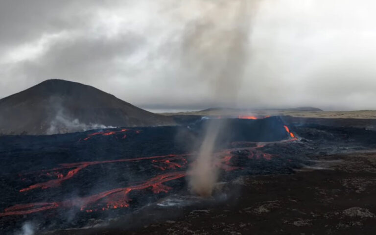 Ισλανδία: Ανεμοστρόβιλος πάνω από τα «ποτάμια» λάβας ηφαιστείου